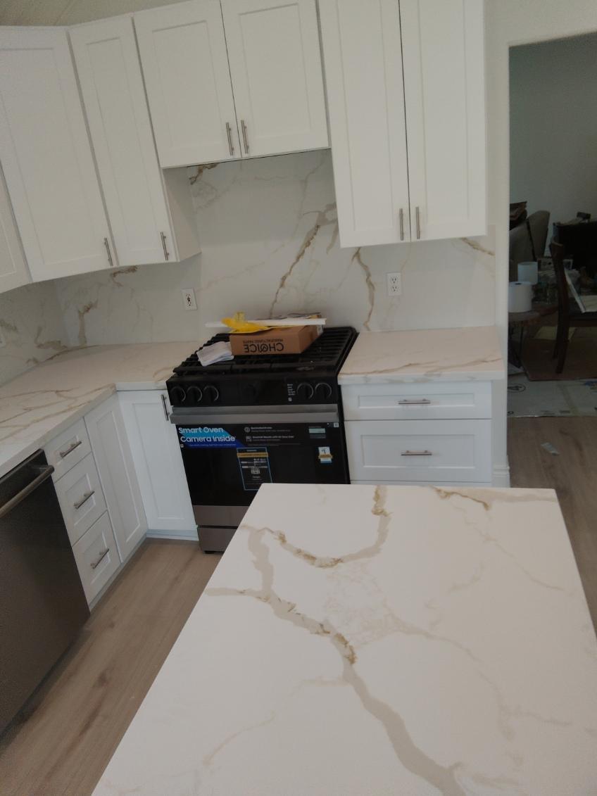 Cocina blanca con backsplash